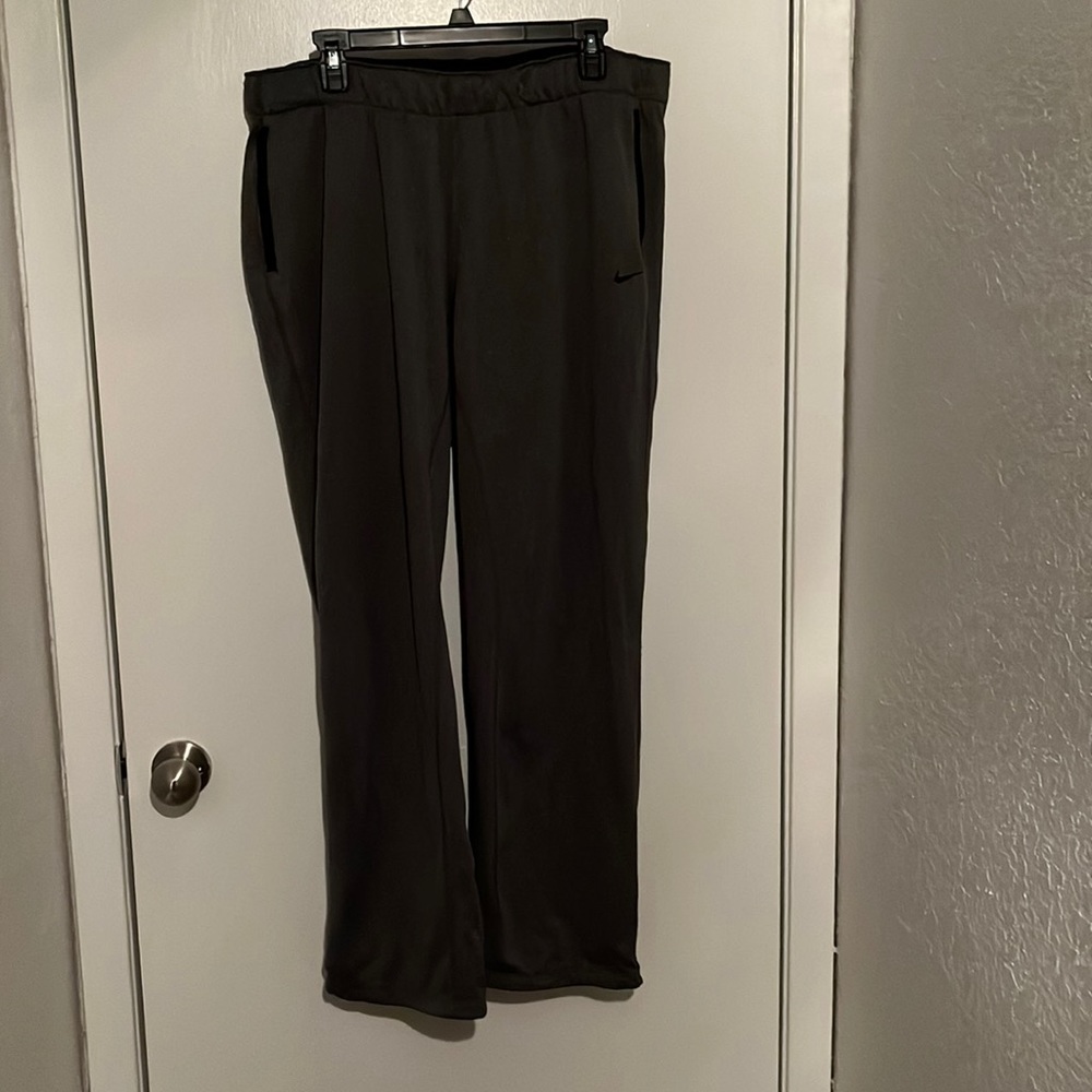 Gray Nike thermal sweatpants. Size XL I’m good condition.